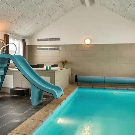 Hébergement de vacances Sleeps 18 Pool Wifi